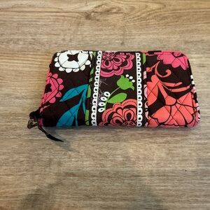 🔖🔖CLEARANCE 🔖🔖Vera Bradley Pink and Green Quilted Wallet
